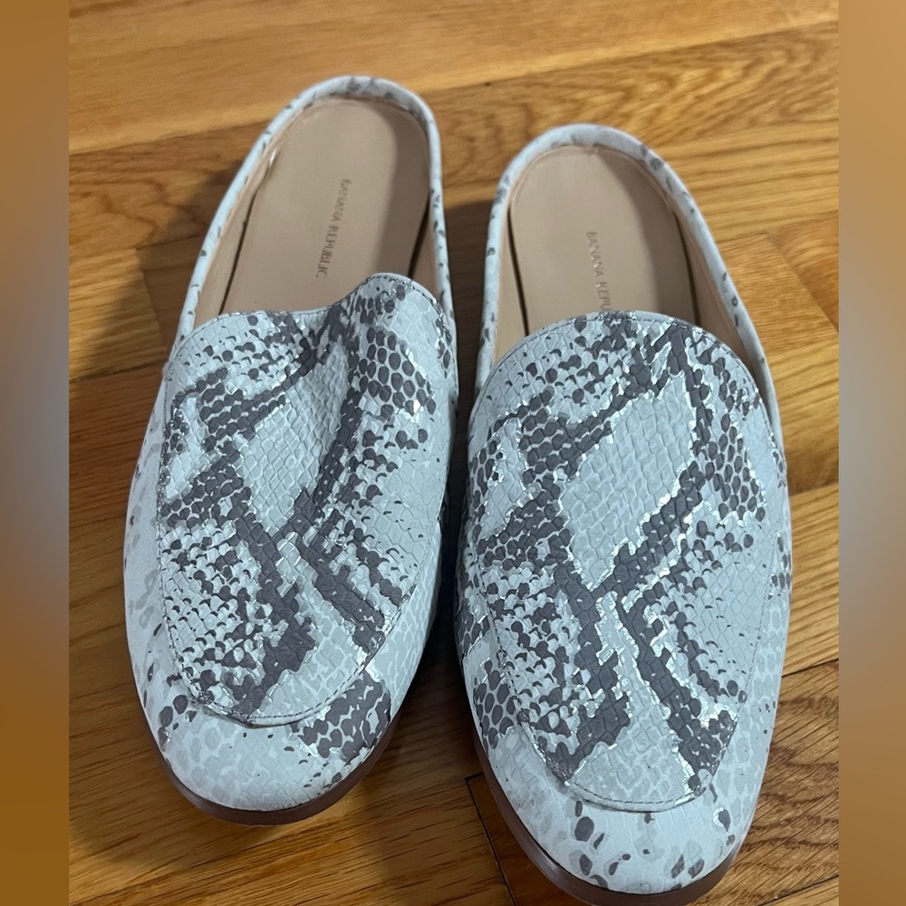 Women’s Banana Republic snakeskin shoes